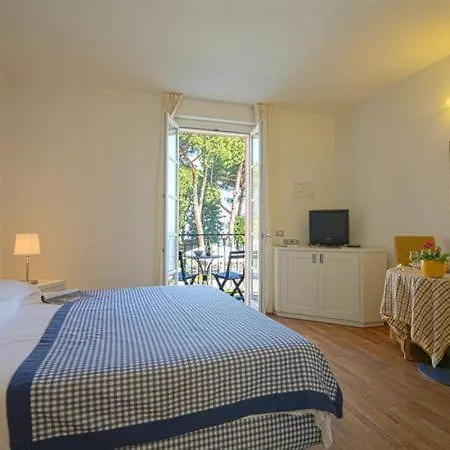 Sleeps 2 Pool Meina